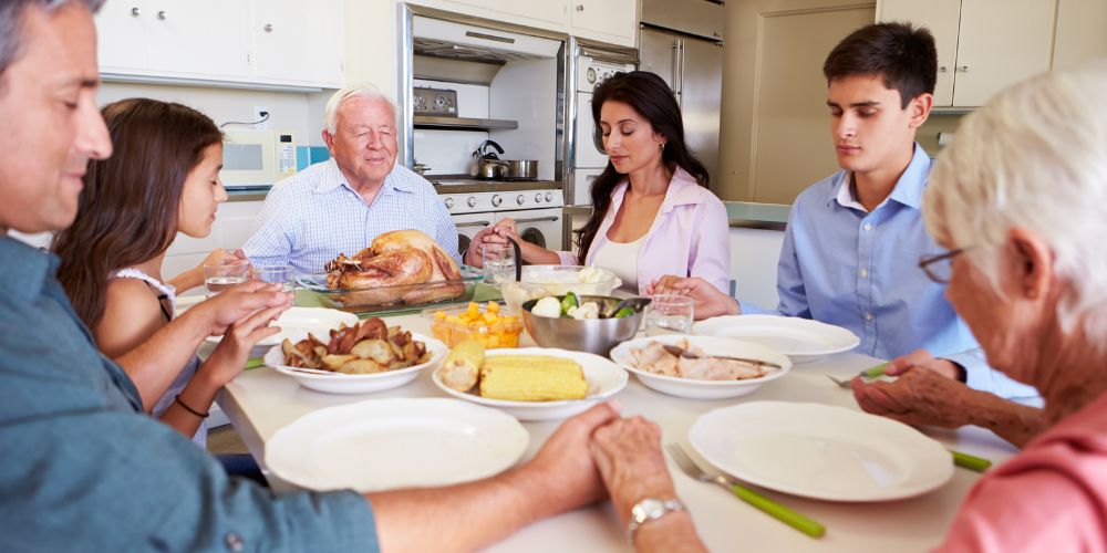 Family praying a thanksgiving prayer